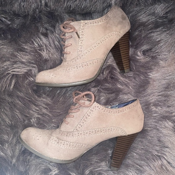 Fioni 3.5” Tan Lace-Up Heels - Picture 1 of 5